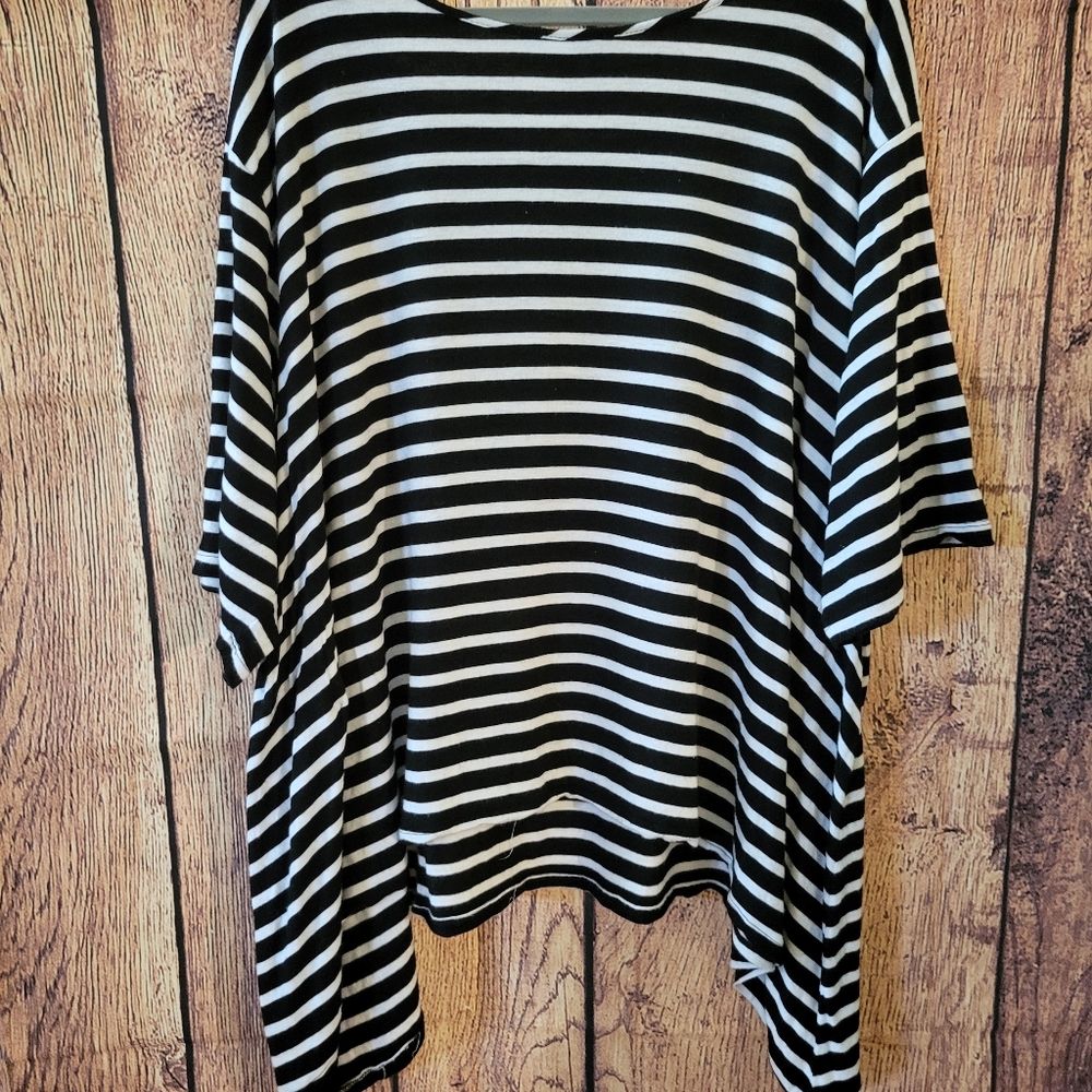 Plus size top - Picture 2 of 3